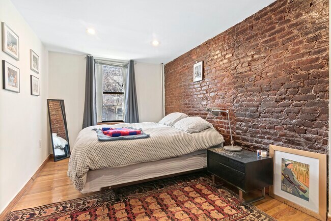 Building Photo - SoHo One-Bedroom Corner