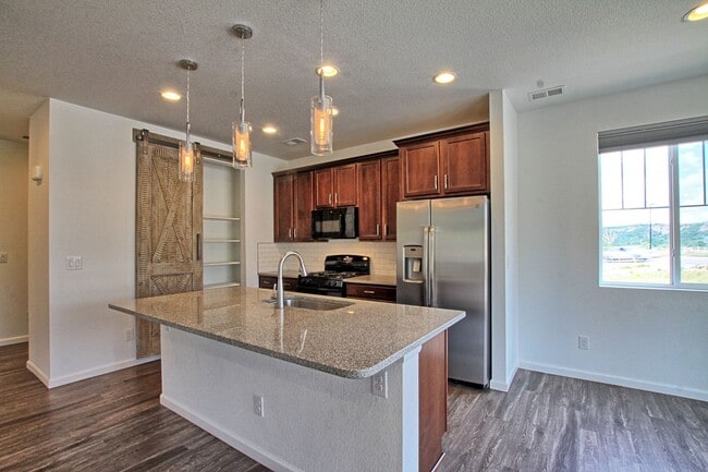 Building Photo - 3 bed 2.5 bath Crystal Valley Ranch home b...
