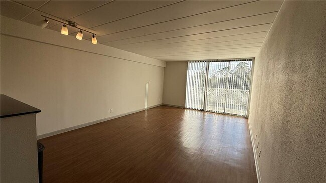 Building Photo - 5400 Memorial Dr