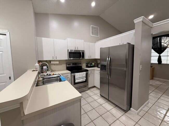 Building Photo - 13025 Meadowbreeze Dr