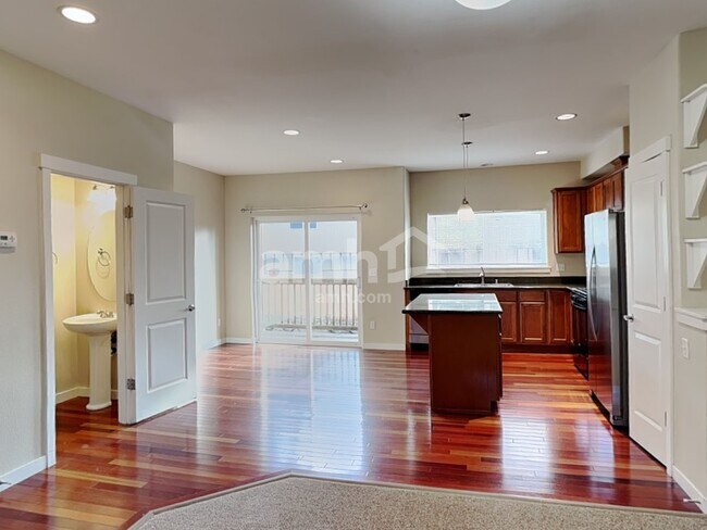 Foto del edificio - 7353 Rainier Dr