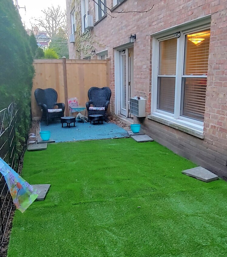 Private yard with maintenance-free turf - 1414 Elmwood Ave