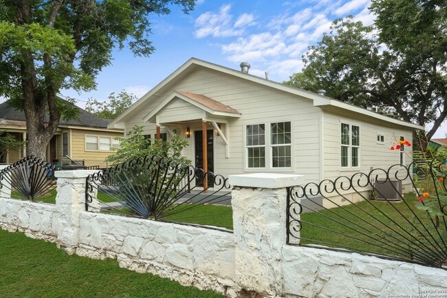 Building Photo - 207 Alvarez Pl