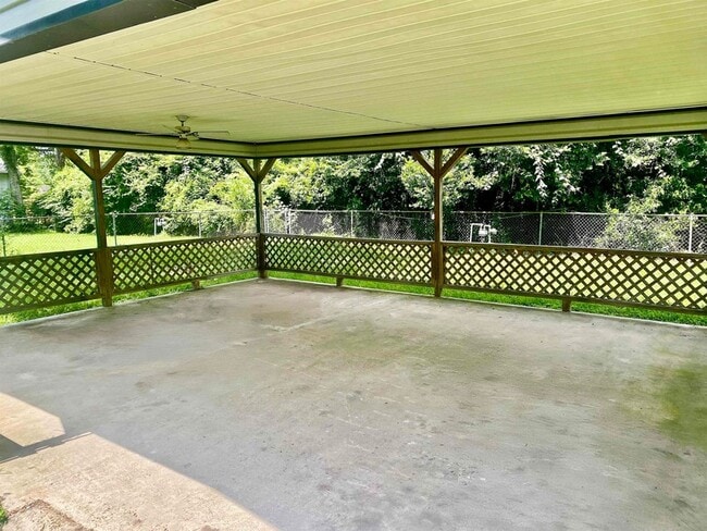 Building Photo - 1113 Railroad St