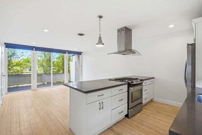 Foto del edificio - 4200 Shorecrest Ln