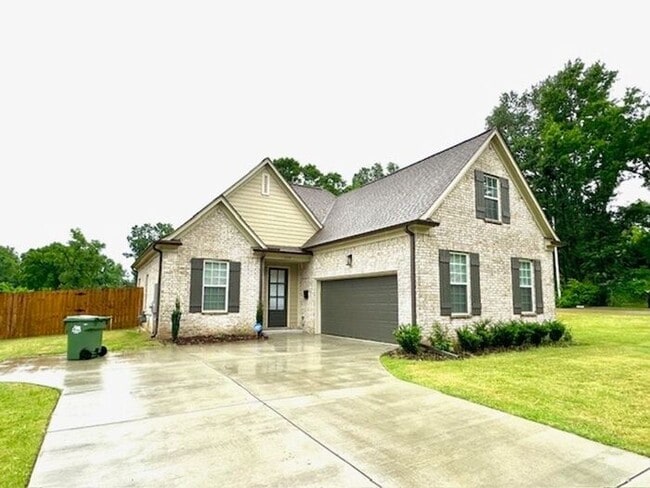 Foto del edificio - Now Leasing a Brand New 4-bedroom 2.5 bath...