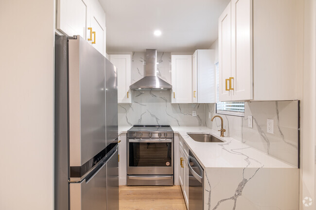 1BD, 1BA - 725SF - Kitchen - Raintree Luxury Apartments