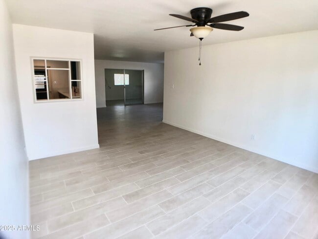 Building Photo - 208 E Balboa Dr