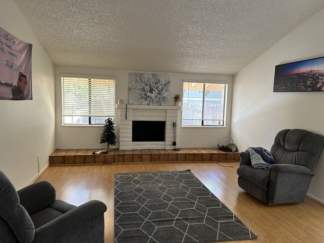 sala de estar - 528 Hathway Ave