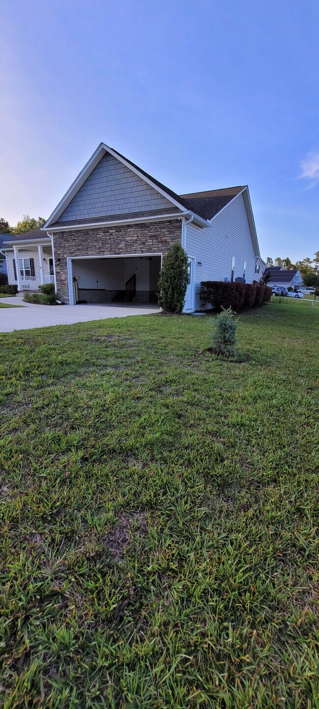 Building Photo - 102 Hemlock Ct