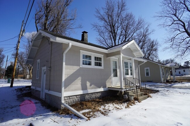 Building Photo - Cute Updated Three Bedroom Home In North L...