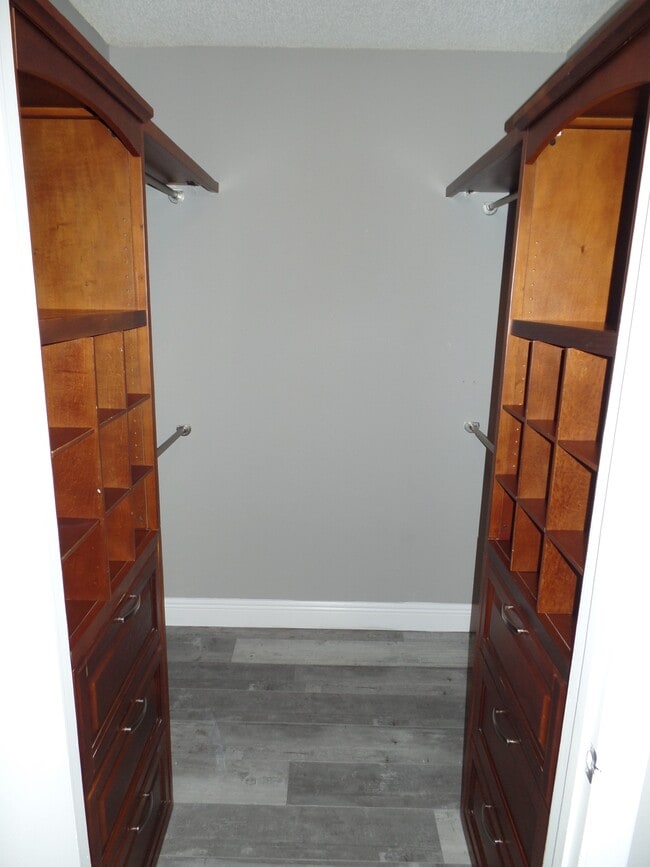 Building Photo - 5612 Rock Island Rd