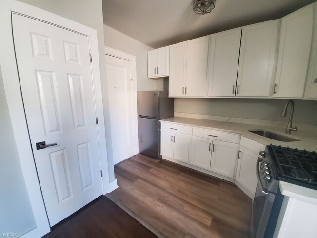 Building Photo - Studio, 1 bath  - 2209 Main St # B15 B15