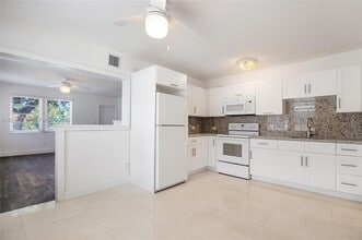Building Photo - 2352 SW 26th Ln