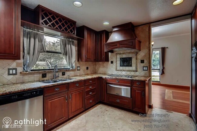 Building Photo - 4 br, 2 bath House - 100 Crestwood Drive UNIT