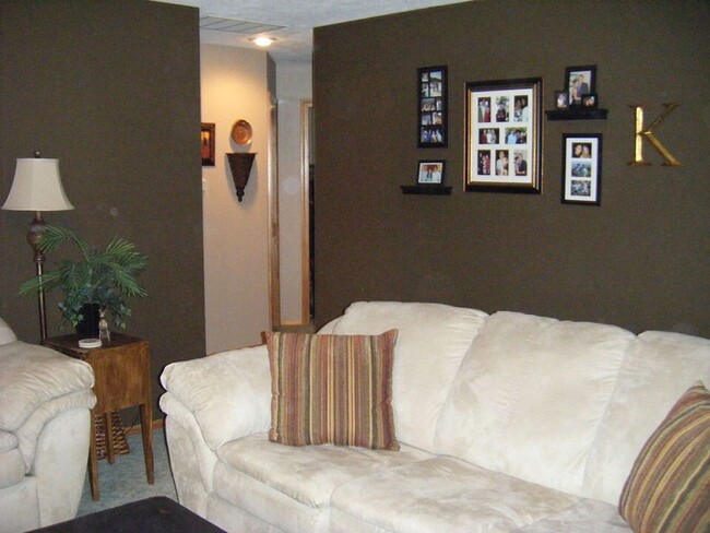 Foto del edificio - 3 bedroom 2 bath 2 car garage - south side...