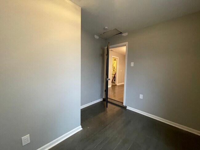 Foto del edificio - 1446 N Artesian Ave