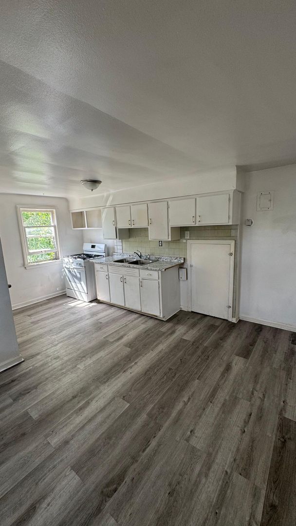 Building Photo - 3542 W 119th St