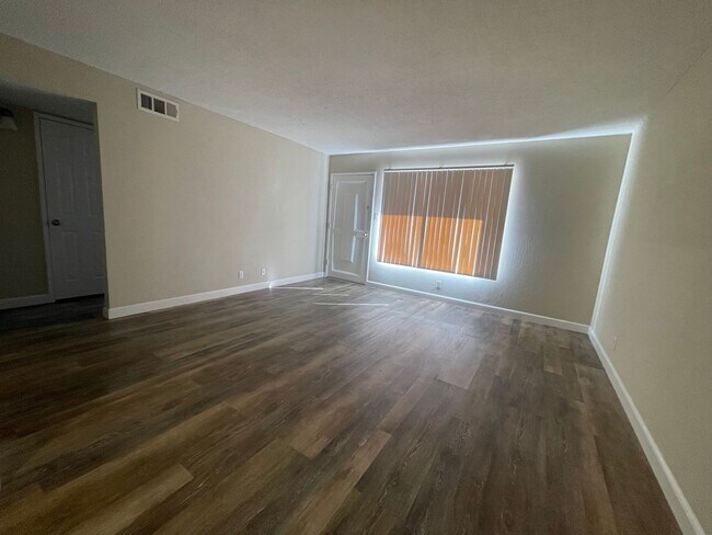 Building Photo - Wonderful Gated Downstairs Apartment