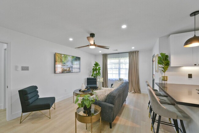 Building Photo - 5122 Hialeah Dr