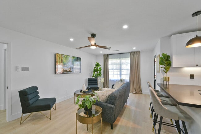 Building Photo - 5122 Hialeah Dr