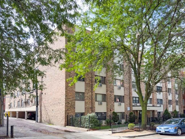 Building Photo - 630 W Wrightwood Ave