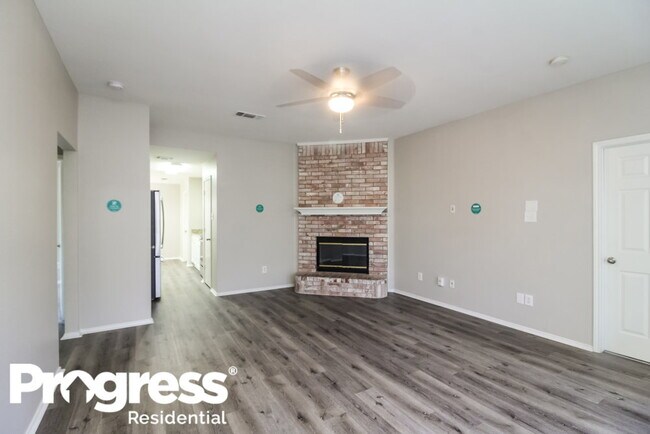 Foto del edificio - 300 Oak Meadow Ln