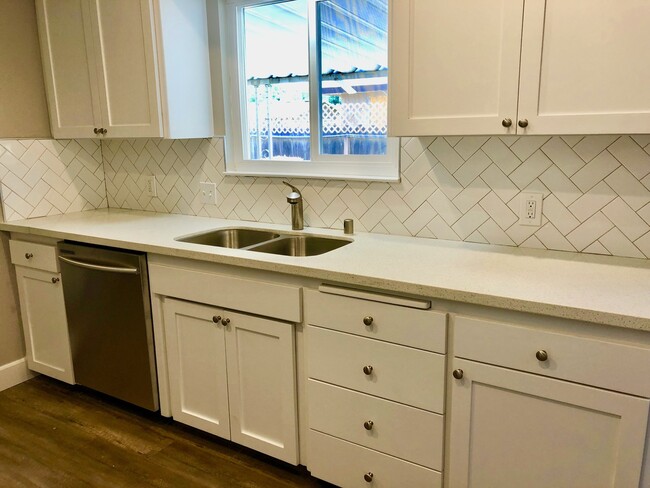Building Photo - $1,895 Fowler & Shields 3 Bedroom Home - N...