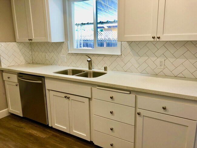 Foto del edificio - $1,895 Fowler & Shields 3 Bedroom Home - N...