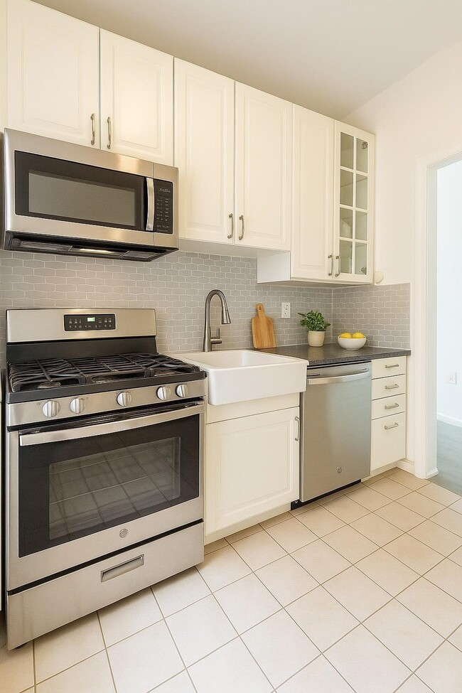 Building Photo - 6601 Broadway