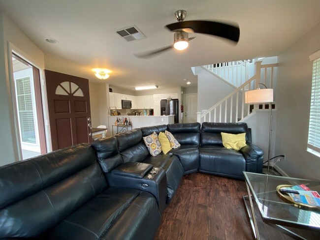 Building Photo - LEASING SPECIAL Great 3 bd/2.5 ba Townhome