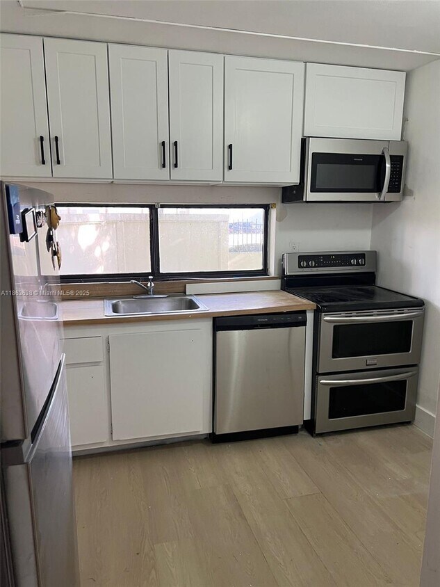Foto principal - 16909 N Bay Rd
