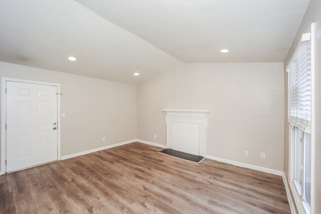 Foto del edificio - 5380 Forest Downs Cir