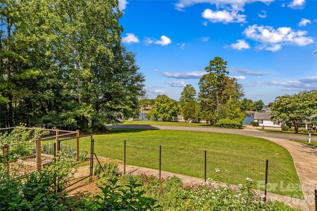 Building Photo - 5020 Fox Hollow Dr