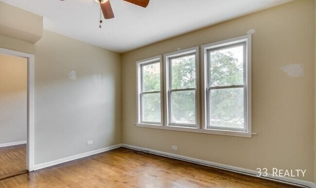Building Photo - Awesome Rehabbed One Bed in Lakeview! Pet ...