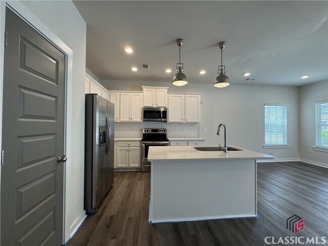 Building Photo - 681 W Vincent Dr