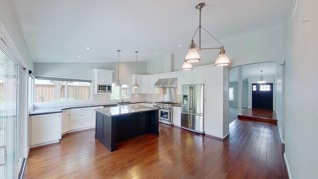 Building Photo - Beautiful Remodeled 3 Bedroom 2 Bathroom H...