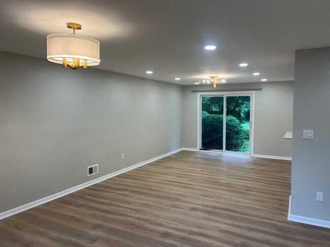 Building Photo - 1211 Farmington Ave