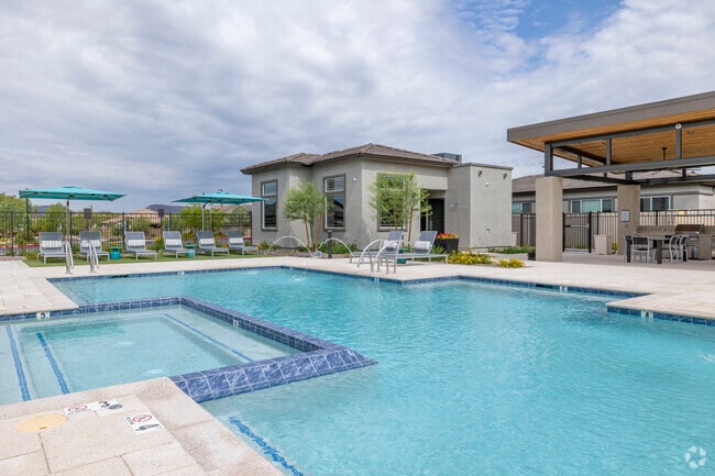 Resort Style Pool - Avilla Vista Norte