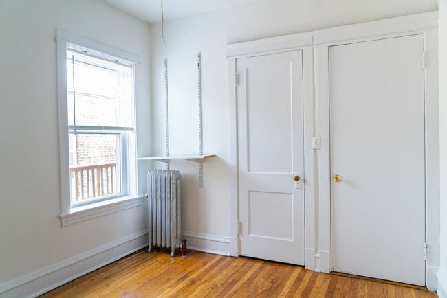 Building Photo - Andersonville - 2 Bed / 1 Bath - Heat Incl...