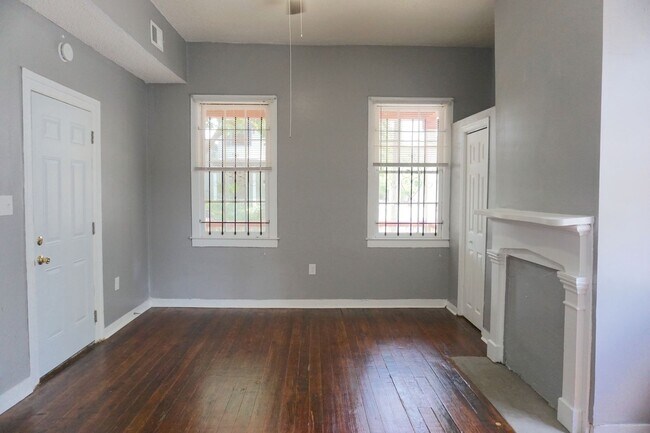 Building Photo - 301 W Waldburg St