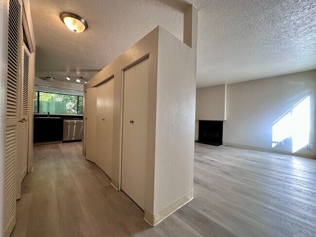 Foto del edificio - Charming Updated Condo in Tranquil Lake Oswego Setting! MOVE-IN SPECIAL!