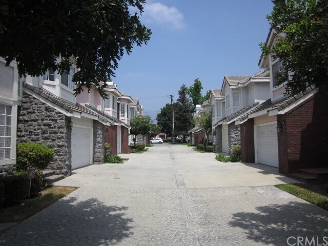 Building Photo - 756 W Naomi Ave