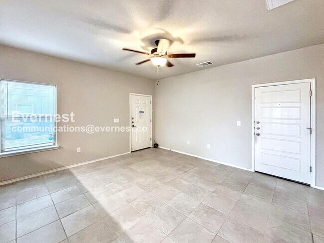 Foto del edificio - 3-Bed, 2-Bath Townhome with Fenced Yard & Garage / Pet-Friendly / Available Now!