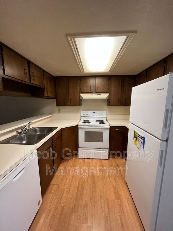Building Photo - 735 Whittier St