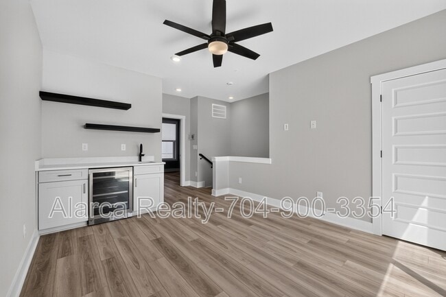 Building Photo - 5018 Tiny Ln