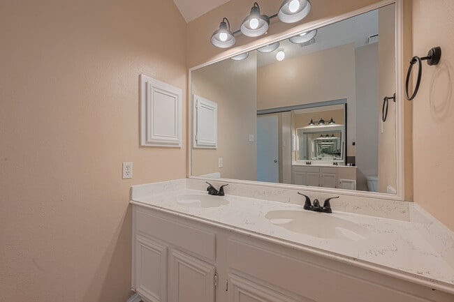 Building Photo - 15827 Beechnut St