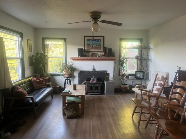 Habitación delantera luminosa y bien iluminada, ideal para plantas. - 8950 NE Emerson St