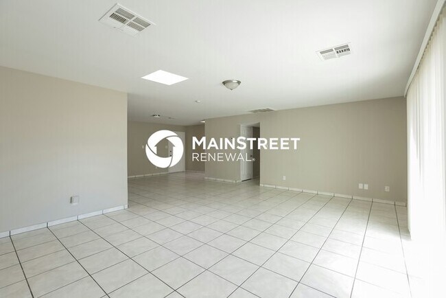 Building Photo - 4 Bedroom Pet-Friendly Home in Phoenix, AZ with Main Street Renewal