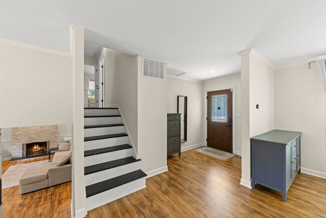 Foto del edificio - 215 Longridge Ct